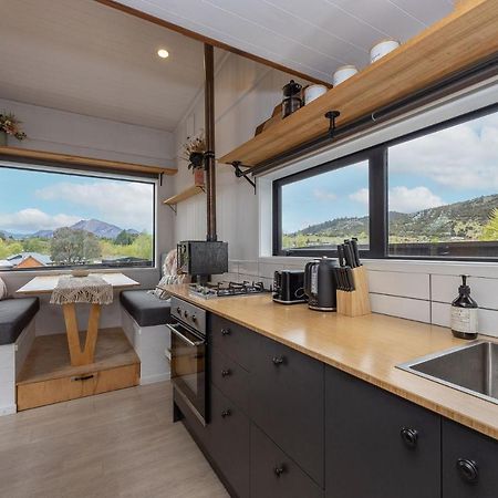 Tiny House With Mountain Views, Indoor And Outdoor Fire, Private Courtyard Garden Apartment Wanaka Exterior foto