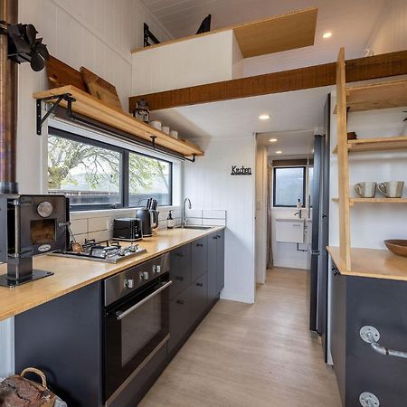 Tiny House With Mountain Views, Indoor And Outdoor Fire, Private Courtyard Garden Apartment Wanaka Exterior foto