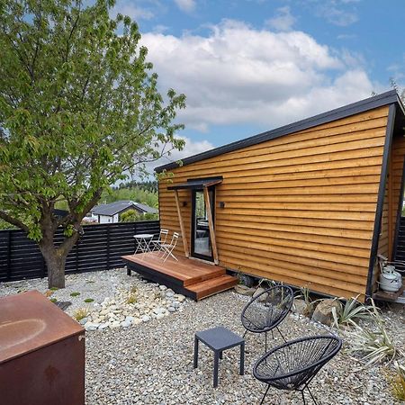 Tiny House With Mountain Views, Indoor And Outdoor Fire, Private Courtyard Garden Apartment Wanaka Exterior foto