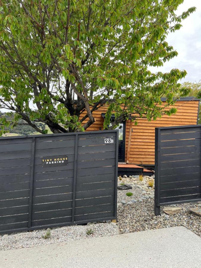 Tiny House With Mountain Views, Indoor And Outdoor Fire, Private Courtyard Garden Apartment Wanaka Exterior foto