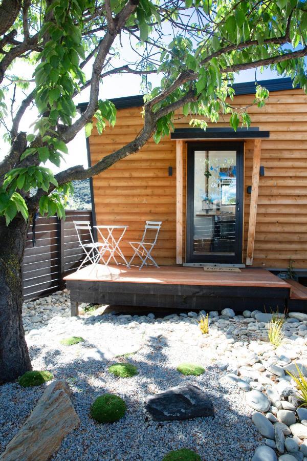 Tiny House With Mountain Views, Indoor And Outdoor Fire, Private Courtyard Garden Apartment Wanaka Exterior foto