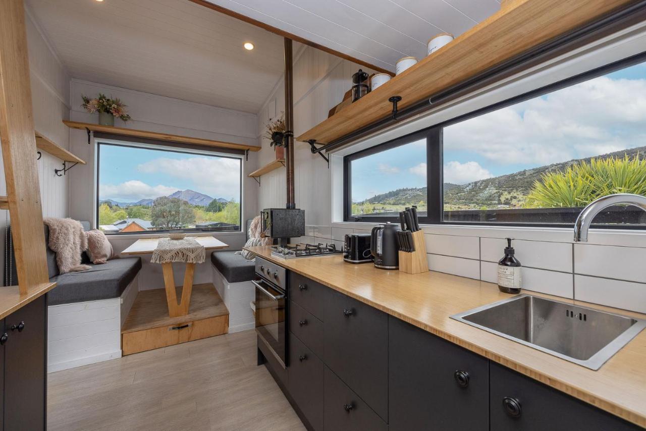 Tiny House With Mountain Views, Indoor And Outdoor Fire, Private Courtyard Garden Apartment Wanaka Exterior foto