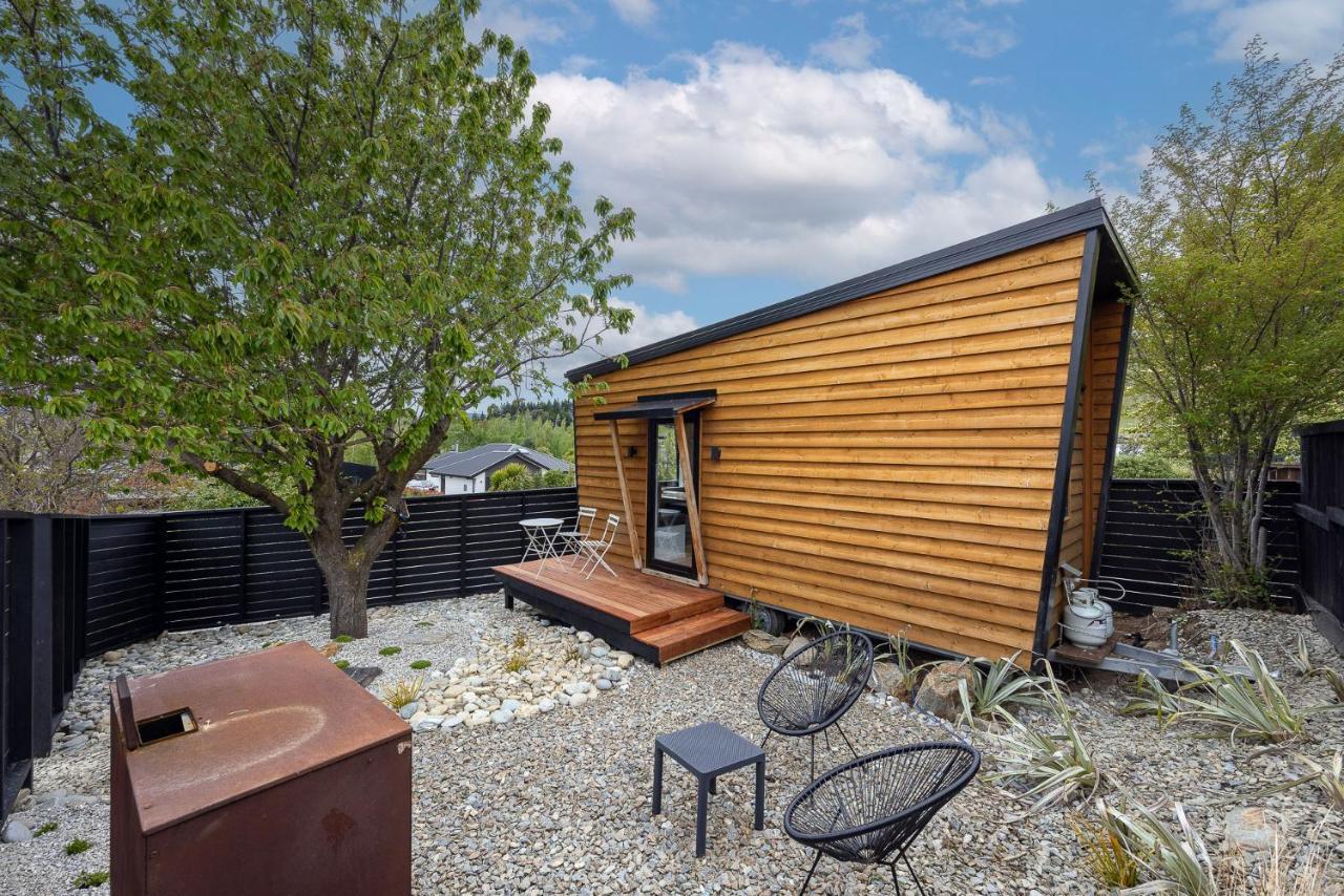 Tiny House With Mountain Views, Indoor And Outdoor Fire, Private Courtyard Garden Apartment Wanaka Exterior foto