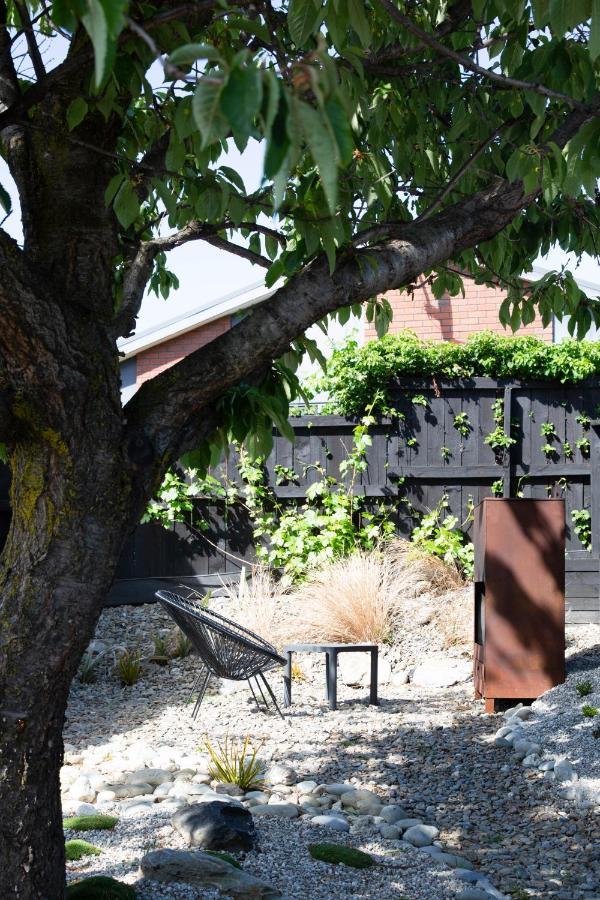 Tiny House With Mountain Views, Indoor And Outdoor Fire, Private Courtyard Garden Apartment Wanaka Exterior foto