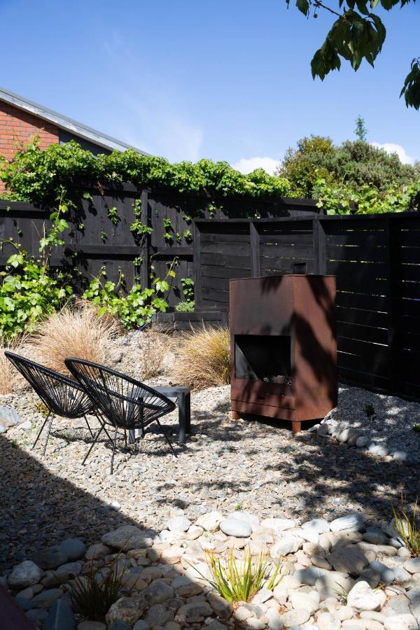Tiny House With Mountain Views, Indoor And Outdoor Fire, Private Courtyard Garden Apartment Wanaka Exterior foto