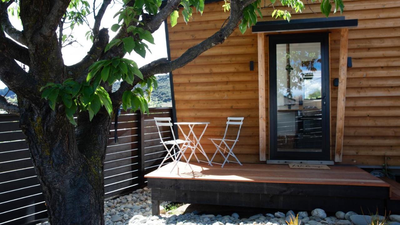 Tiny House With Mountain Views, Indoor And Outdoor Fire, Private Courtyard Garden Apartment Wanaka Exterior foto