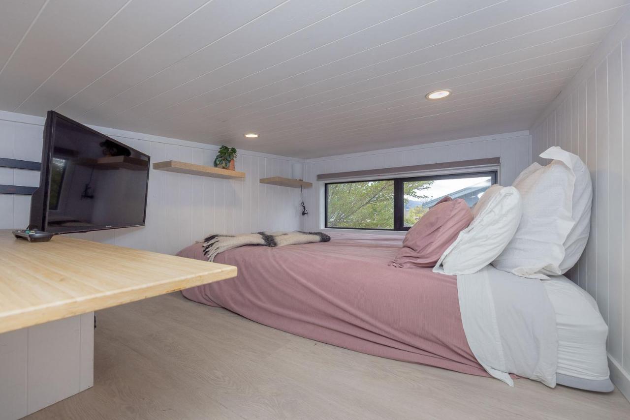Tiny House With Mountain Views, Indoor And Outdoor Fire, Private Courtyard Garden Apartment Wanaka Exterior foto