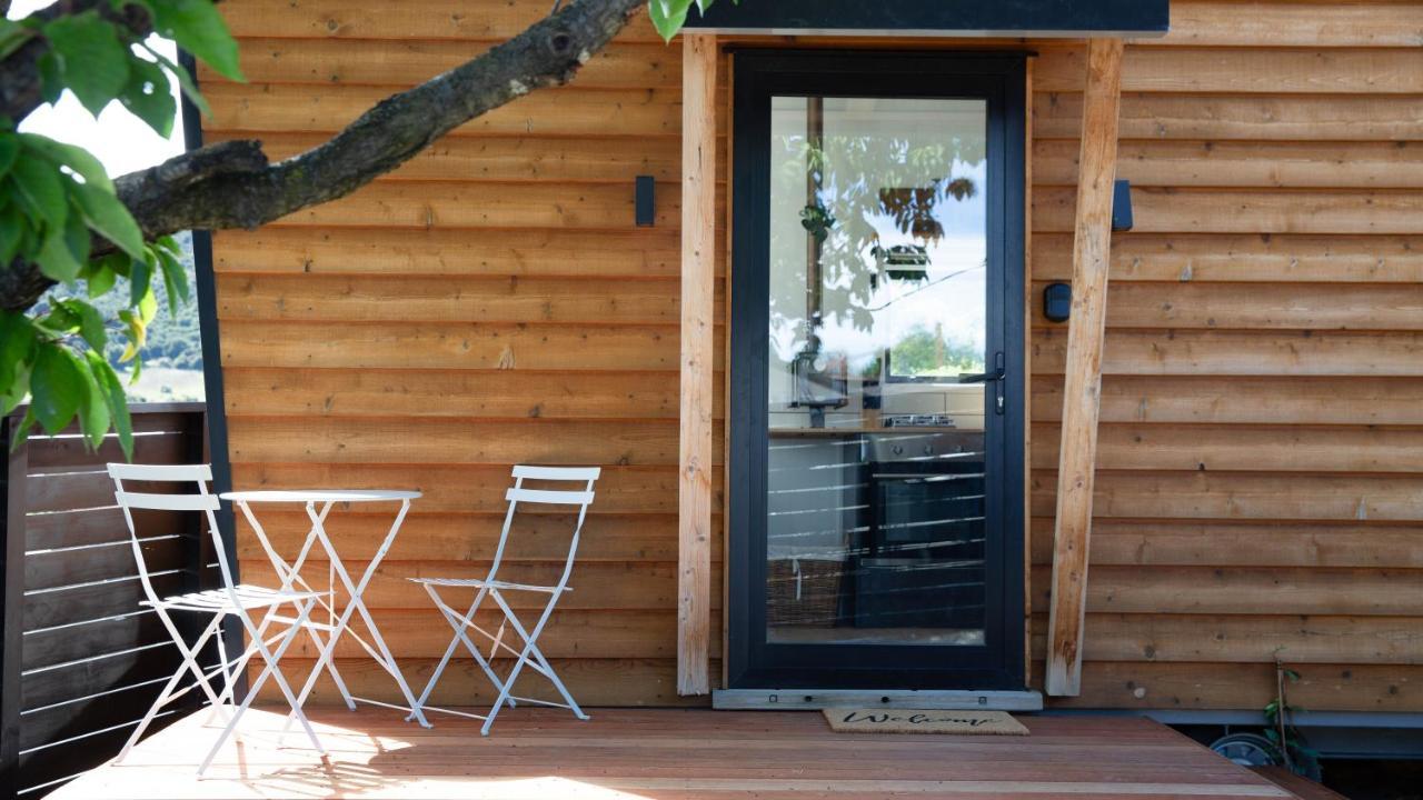 Tiny House With Mountain Views, Indoor And Outdoor Fire, Private Courtyard Garden Apartment Wanaka Exterior foto
